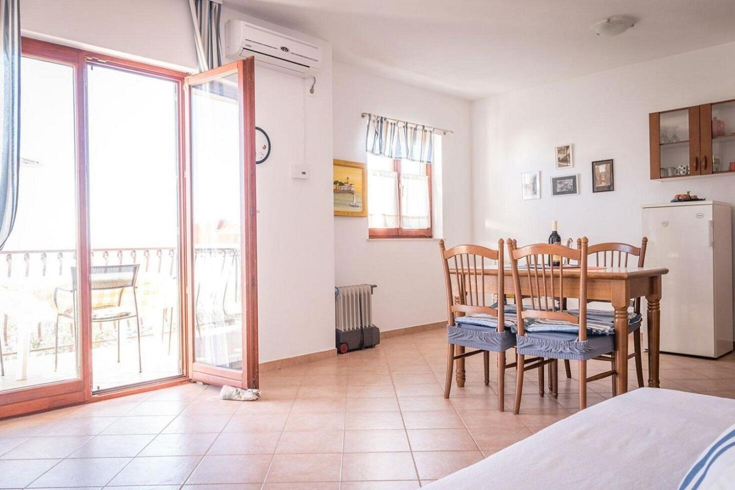 Apartments Brane - 100M From The Beach Trogir Exterior foto