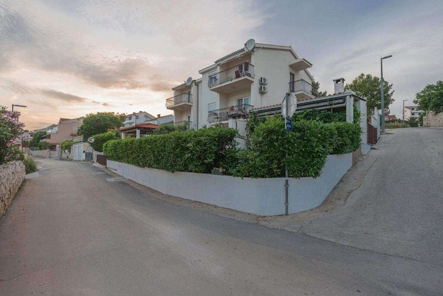 Apartments Brane - 100M From The Beach Trogir Exterior foto
